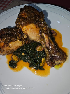 Una foto de Pollo al horno con espinacas y pistachos