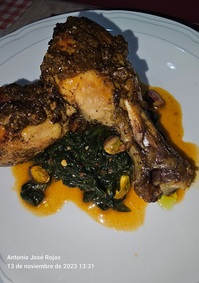 Una foto de Pollo al horno con espinacas y pistachos