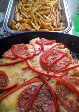 Una foto de Pollo a la Pizza con Papas Fritas!!🇦🇷❤️