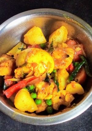 আলু ফুলকপি দিয়ে ডিমের তরকারি (aloo Fulkopi diye dimer tarkari recipe in bengali) রেসিপির প্রধান ছবি