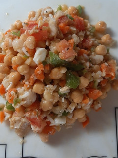 Una foto de Ensalada de garbanzos, con verduras y merluza