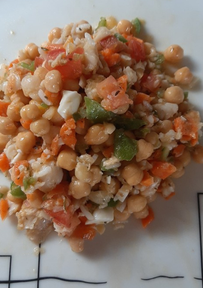 Una foto de Ensalada de garbanzos, con verduras y merluza