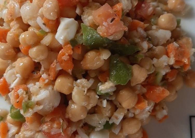 Ensalada de garbanzos, con verduras y merluza