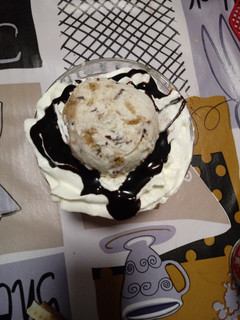 Una foto de Helado de natilla con galletas y chocolate
