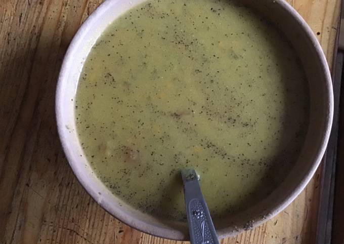 Soupe de petits pois aux graines de pavot