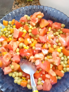 Una foto de Ensalada veraniega, multicolor🌽🍅🌽🍅🥕🌽🥕🍅🌽
