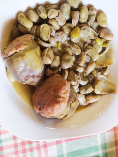 Una foto de Alcachofas rellenas guisadas con habas