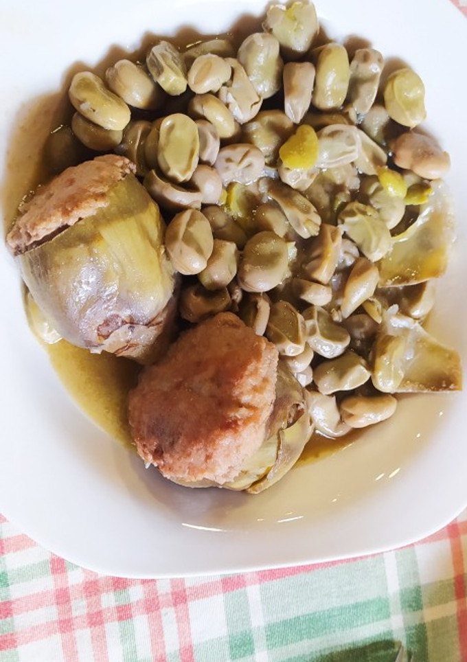 Una foto de Alcachofas rellenas guisadas con habas