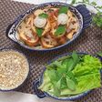 Bánh mì quết thịt phủ mì lá chiên
