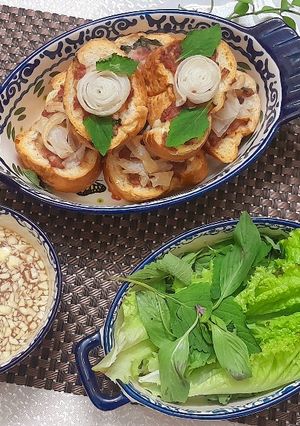 Hình của món Bánh mì quết thịt phủ mì lá chiên.