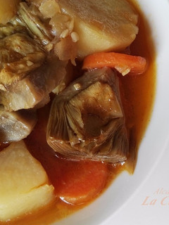 Una foto de Alcachofas con patatas al curry