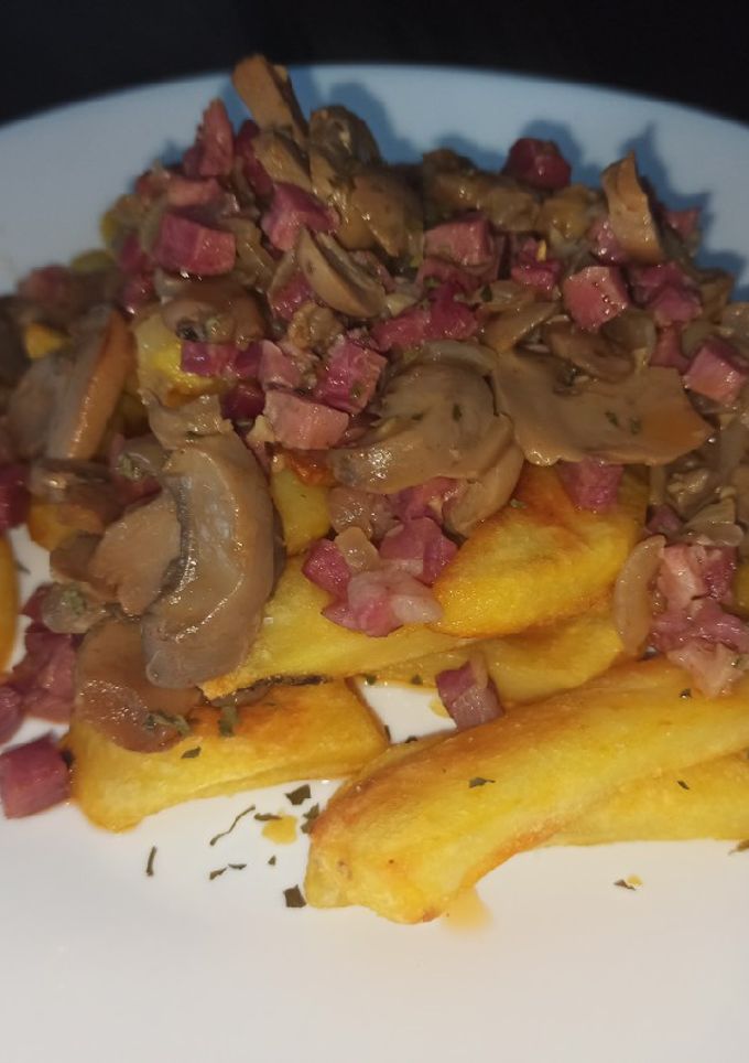 Una foto de Champiñones con jamón al ajillo