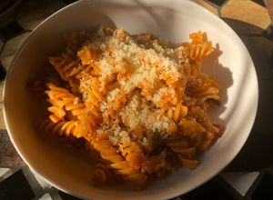 Una foto de Fusilli en salsa de calabacita y vodka