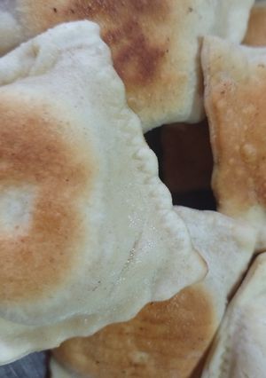 Una foto de Ravioles de pollo con y sin gluten en sartén 🐔😋💚