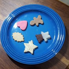 A picture of 5 Diffrent Cookies.