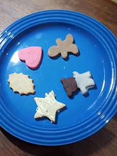 A picture of 5 Diffrent Cookies.