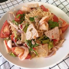 A picture of 🧑🏽‍🍳👩🏻‍🍳Mama TomYum Salad •Yum Mama • Instant Ramen Noodle Salad Recipe |ThaiChef Food🌶🥬.
