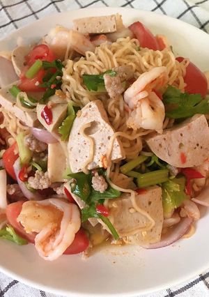 A picture of 🧑🏽‍🍳👩🏻‍🍳Mama TomYum Salad •Yum Mama • Instant Ramen Noodle Salad Recipe |ThaiChef Food🌶🥬.