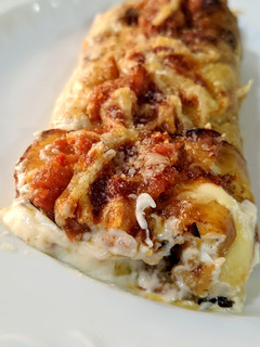 Una foto de Canelones de berenjena asada rellenos de queso