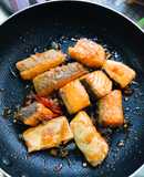 Cá hồi áp chảo kho mắm