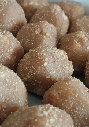 घी के लड्डू (Ghee ke laddu recipe in hindi) रेसिपी मुख्य फोटो