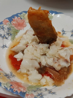 Una foto de Escalivada con bacalao y su piel crujiente