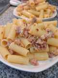Pasta con chorizo, nuez y queso azul