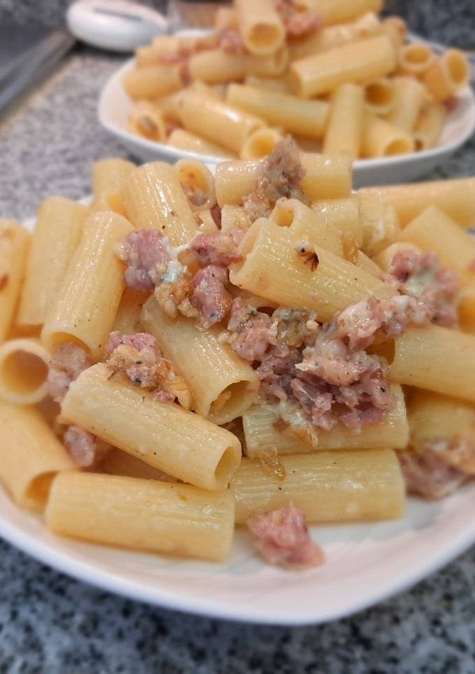 Una foto de Pasta con chorizo, nuez y queso azul