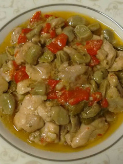 Una foto de Contramuslos de pollo con habitas y pimientos