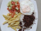 Huevo, papas, arroz y carne (Típico Colombiano)