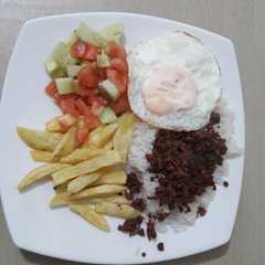Una foto de Huevo, papas, arroz y carne (Típico Colombiano)