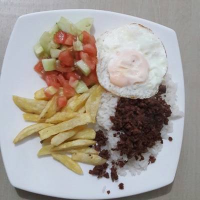 Huevo, papas, arroz y carne (Típico Colombiano) Receta de Fernando Gallo-  Cookpad