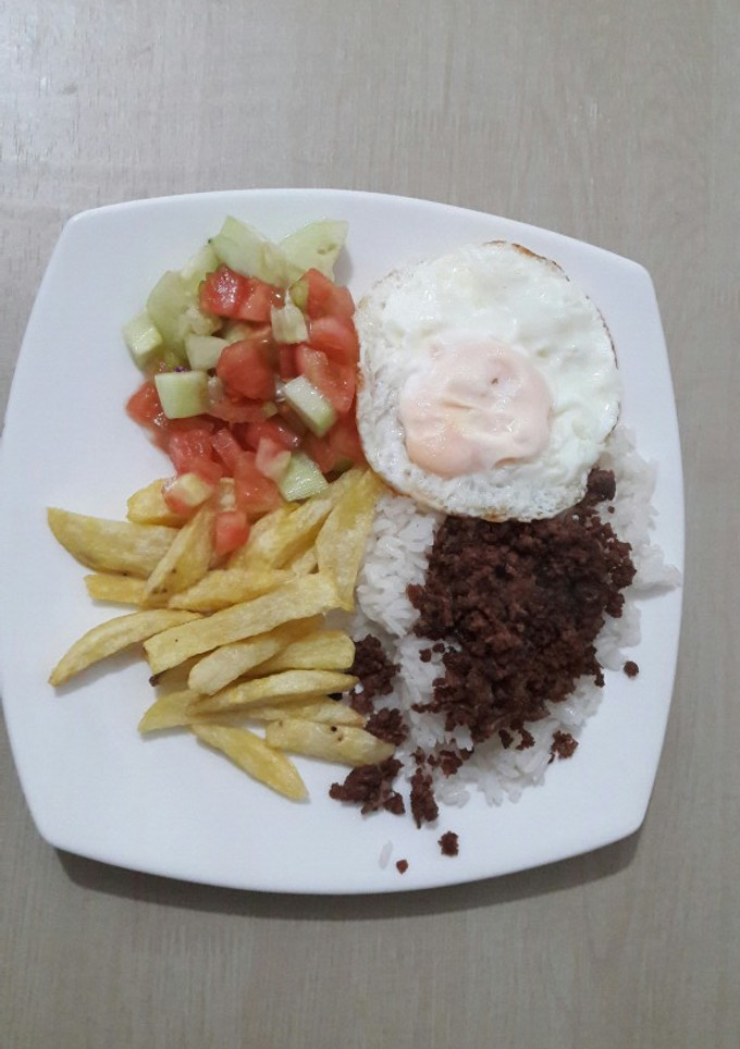 Una foto de Huevo, papas, arroz y carne (Típico Colombiano)
