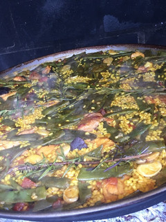Una foto de Paella valenciana a leña