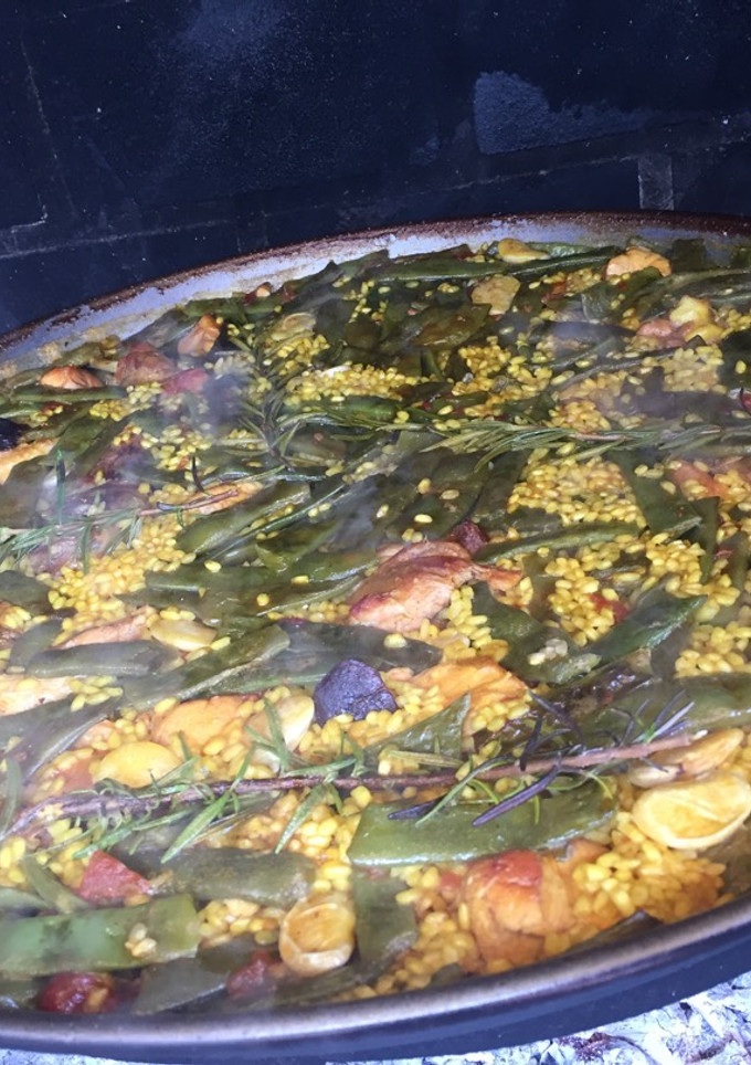 Una foto de Paella valenciana a leña