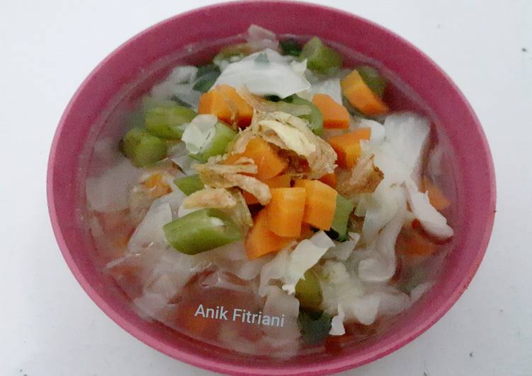 Langkah Mudah untuk Menyiapkan Sayur sop praktis anak kost, Enak Banget