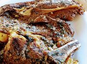 Una foto de bistec de res marinado