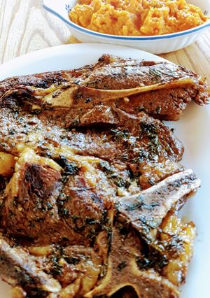 Una foto de Bife ancho sellado inverso y puré de zanahorias especiadas