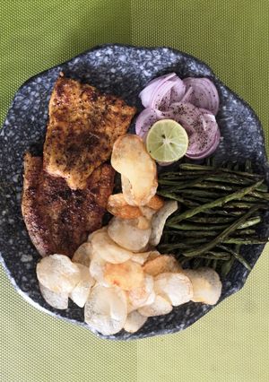 फिश फ्राय, बटर रोस्ट फ्रेंच बीन आणि चिप्स रेसिपी चे मुख्य फोटो 