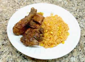 Una foto de Pollo guisado al caldero /Estilo Dominicano