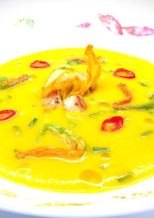 Foto di Vellutata di zucca con fiori di zucca e zenzero