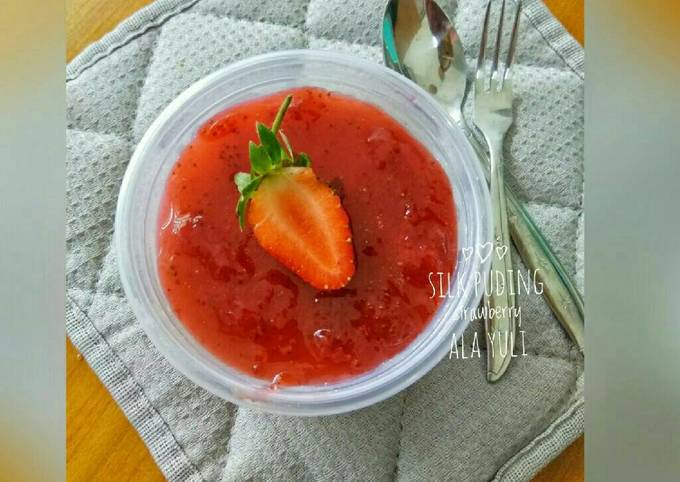 Langkah Mudah untuk Membuat Silk puding strawberry yang Lezat Sekali