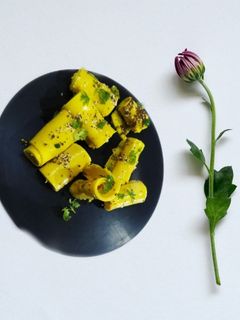खांडवी (Khandvi recipe in hindi) रेसिपी मुख्य फोटो