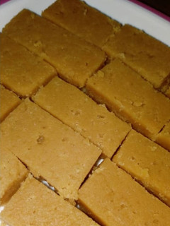 மைசூர் பாக் (Mysore pak recipe in tamil) செய்முறை முக்கிய புகைப்படம்