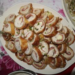 A picture of Chicken Cordon blue.