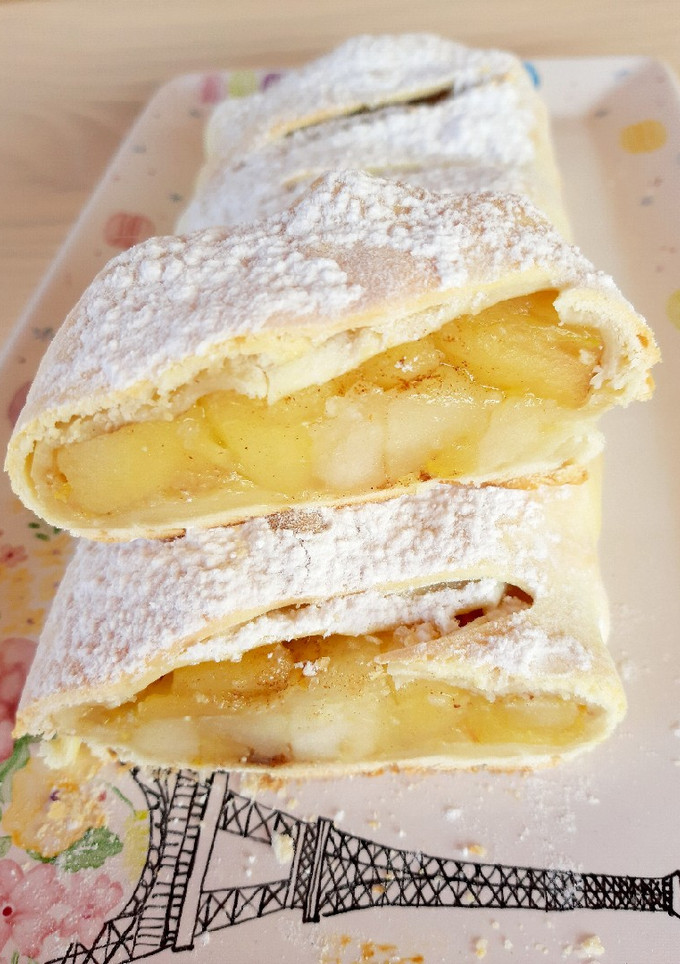 Una foto de Strudel de manzanas 🍎 súper fácil y rápido