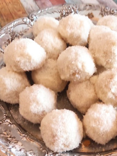صورة لوصفة قاطو كريات الثلج (حلوة جوز الهند المحشية) 🥥🥥