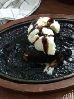 सिज़्ज़लर चॉकलेट ब्राउनी विथ आइस क्रीम (sizzler chocalate brownie with ice cream recipe in hindi) रेसिपी मुख्य फोटो