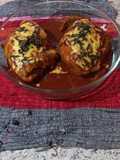 Pechugas rellenas con queso 🧀 y salsa roja