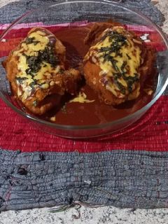 Una foto de Pechugas rellenas con queso 🧀 y salsa roja